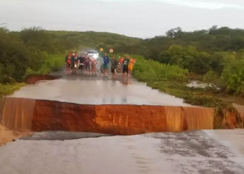 Trecho da PI-378 rompe e deixa 5 mil pessoas isoladas no Sul do Piauí